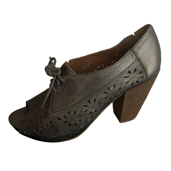 Lucky Brand Pewter Peony Laser Cut Leather Peep Toe Heels Office Party 9.5 - Picture 3 of 14